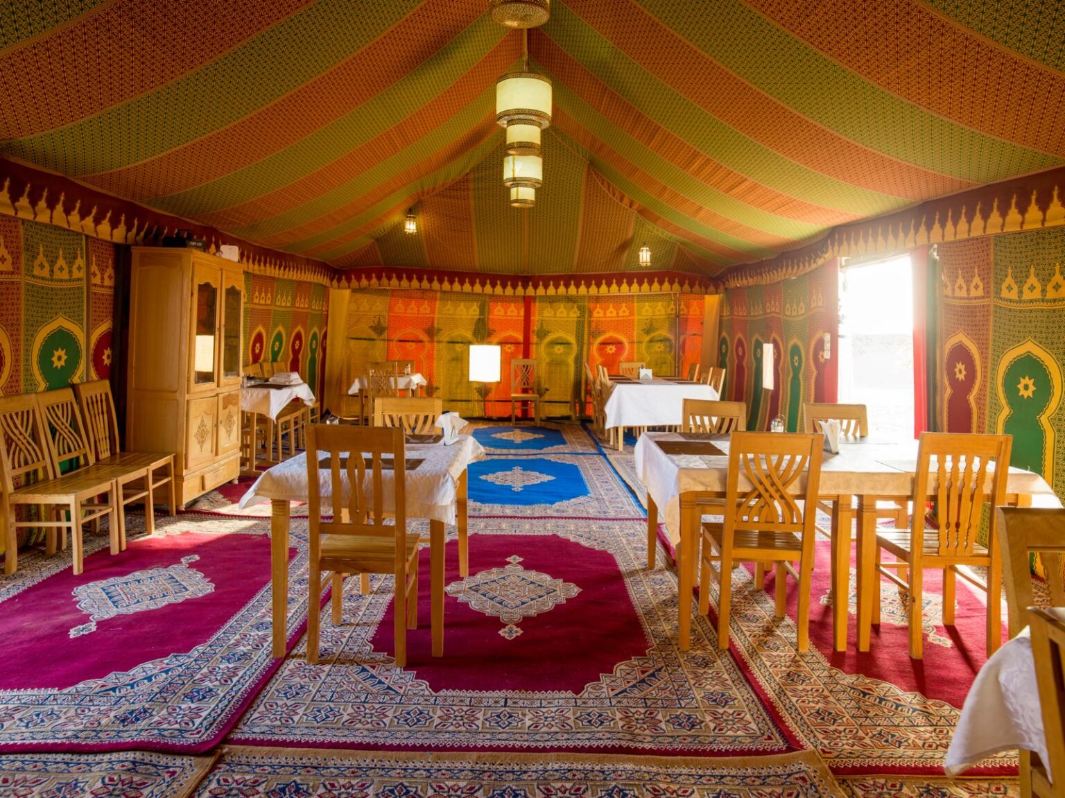 Speisezelt des Sahara Desert Luxury Camp