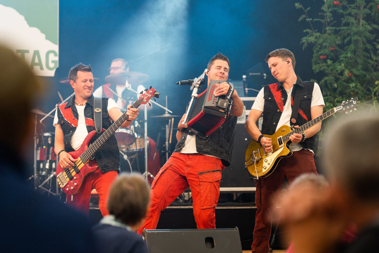 Die Berner Band Volxrox rockte das Festzelt mit Hits wie «Längi Ohre».