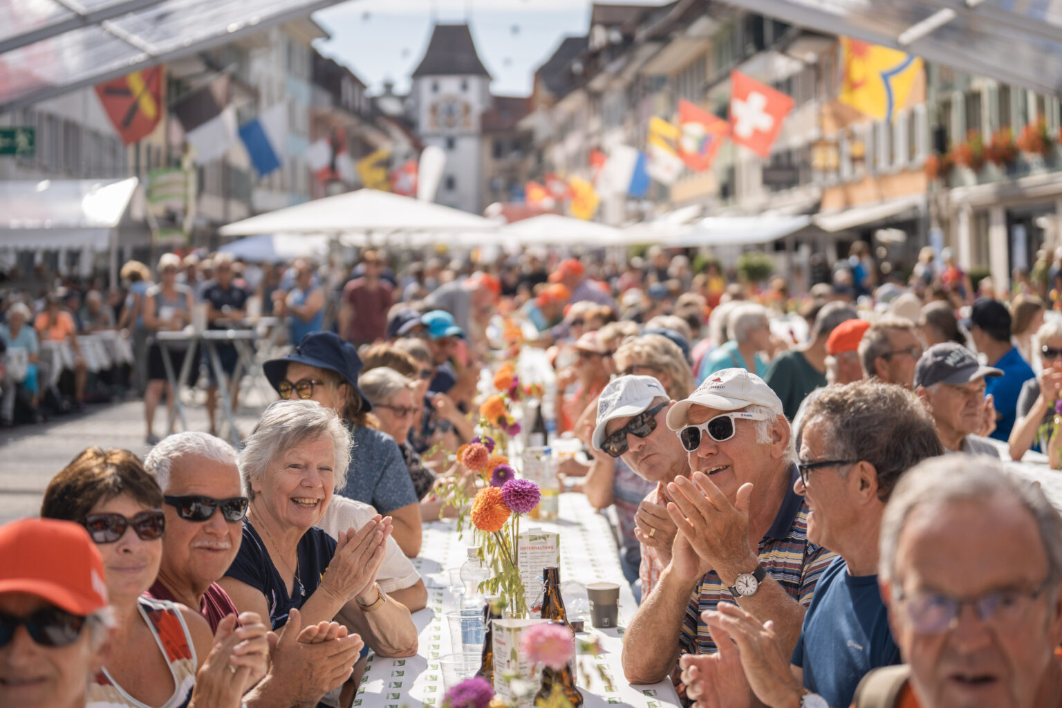 Die Gäste lassen es sich nach dem Wandern an den Festtischen in der Altstadt Willisau gut gehen.