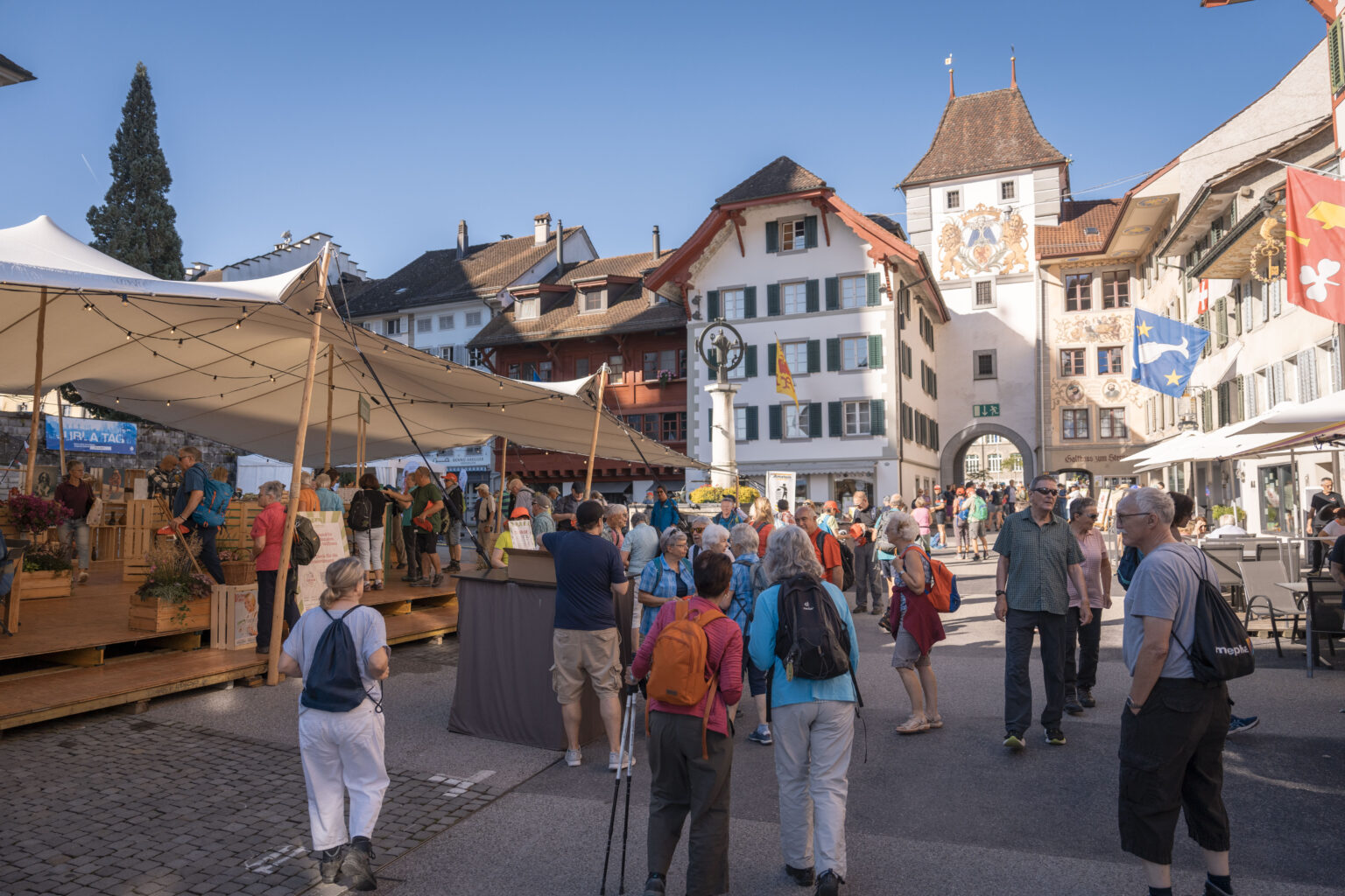 Schmuck ist die Altstadt von Willisau, und das Infozelt der «Schweizer Familie» wird rege besucht.