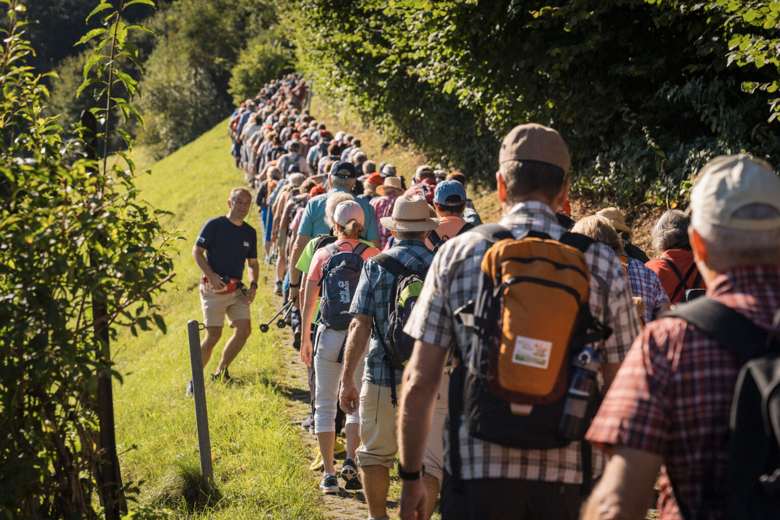 Eine lange Schlange folgt Irene Brügger alias Frölein Da Capo auf der Wanderung rund um Willisau.