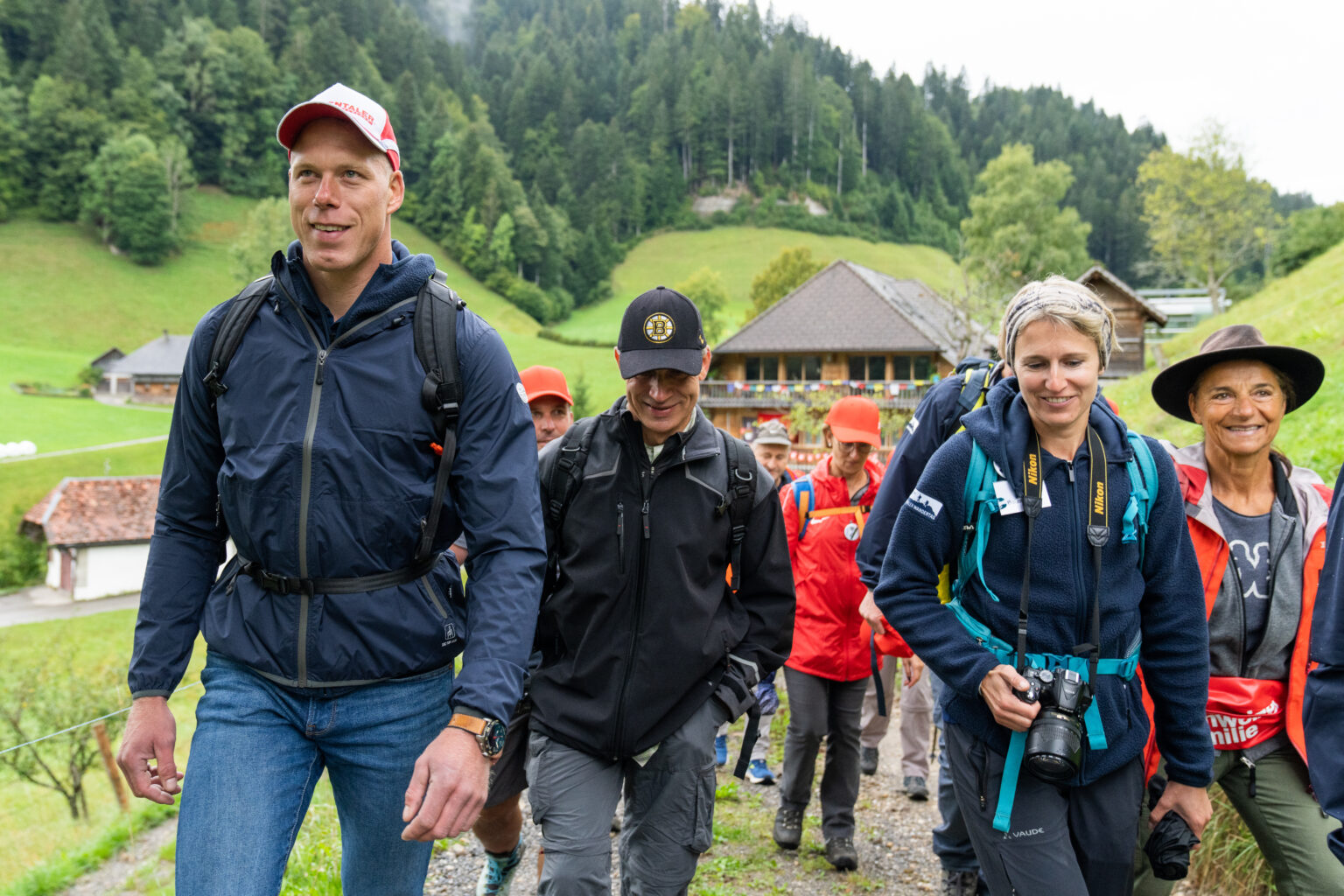 Rund 100 Menschen begleiteten Ex-Schwinger Matthias Sempach (l) auf der langen Route.