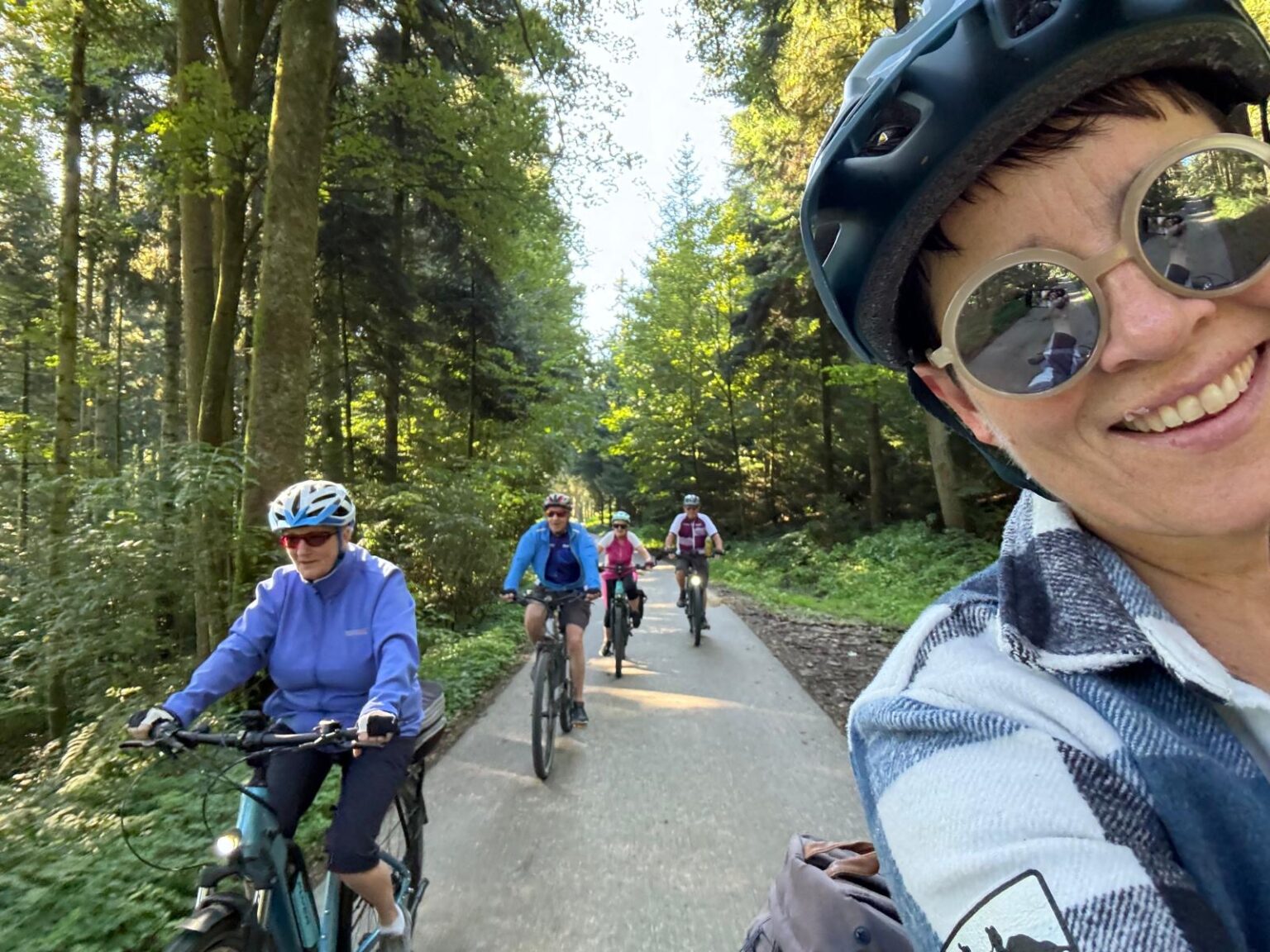 Carmen Zanin, Art Director der «Schweizer Familie», führt die E-Bike-Tour an, die heuer erstmals Teil des Wandertags war.