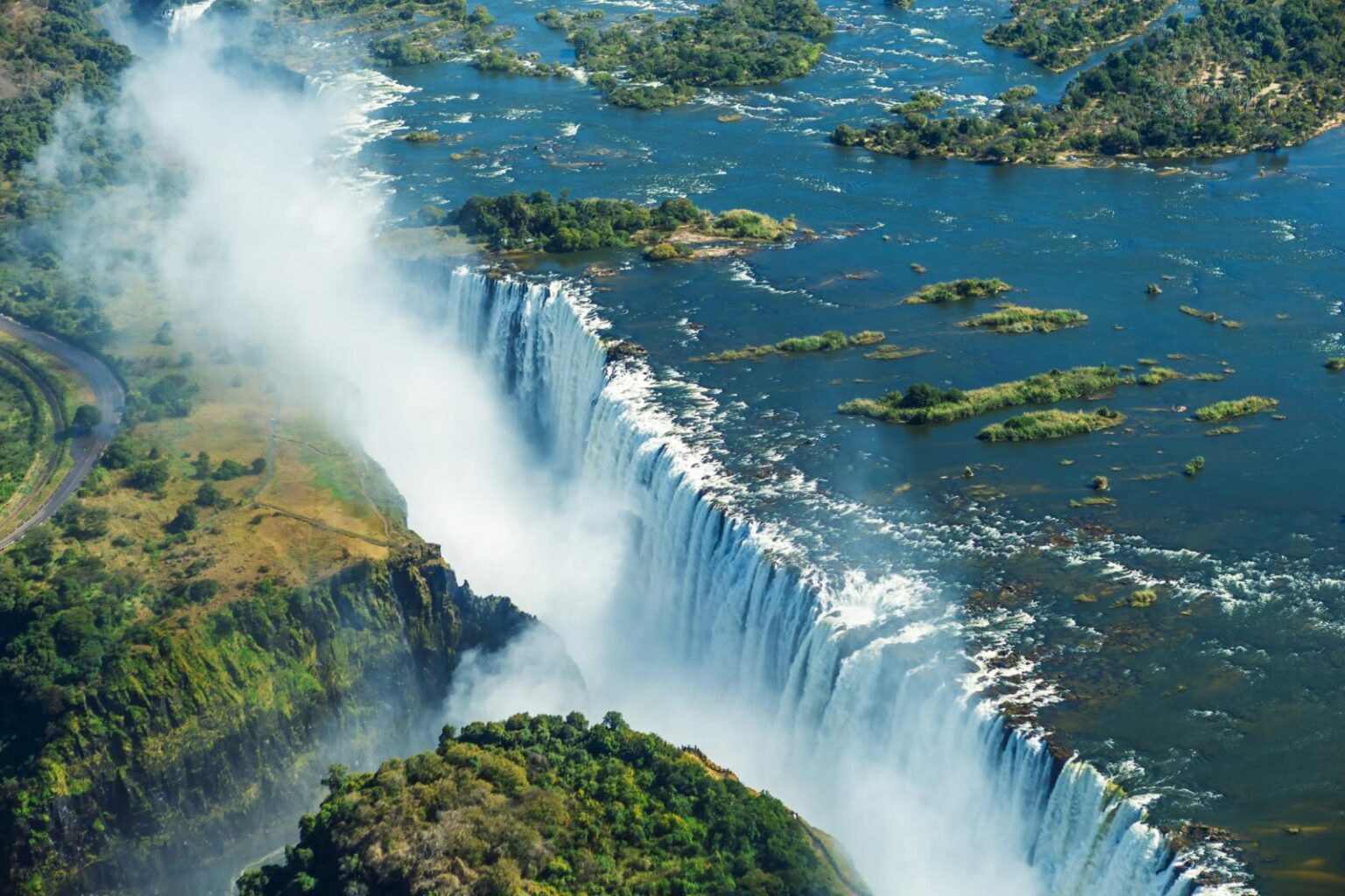 Die Victoria Falls, an der Grenze zwischen Zimbabwe und Sambia