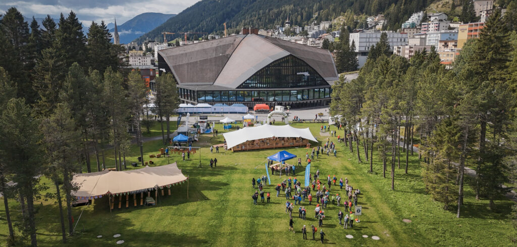 Freudige Feier
vor imposanter
Kulisse: Der
Festplatz vor
dem Eishockeystadion des
HC Davos.Davos, Graubuenden, Schweiz, 13. September 2025 - Nationaler Wandertag in Davos, Schweizer Familie.