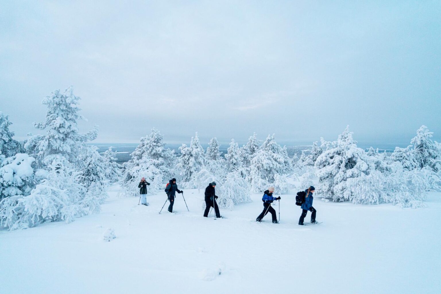 Schneeschuhlaufen durch die verschneite Landschaft