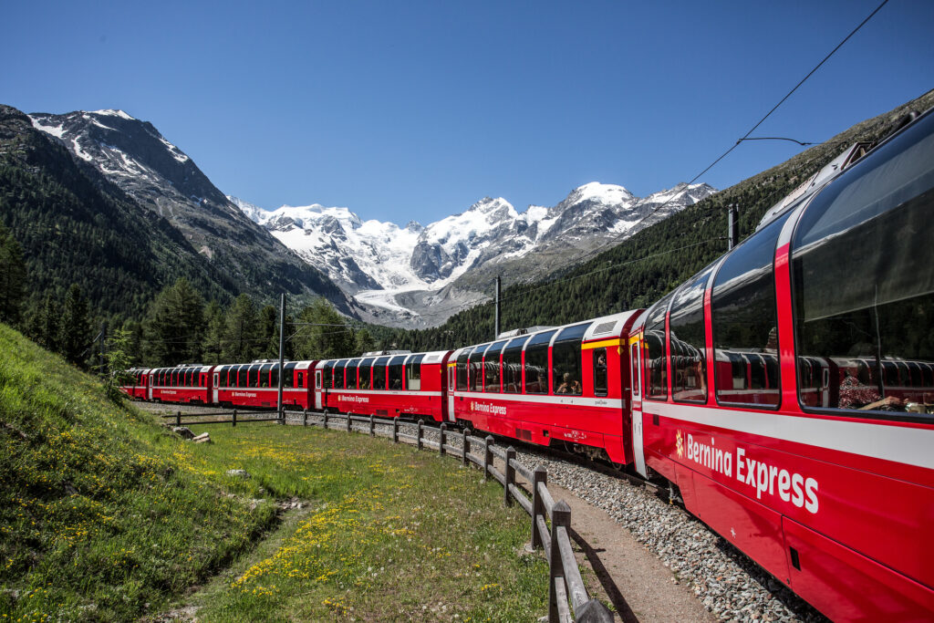 Im Panoramawagen über den Berninapass - Bernina Express in der Montebellokurve