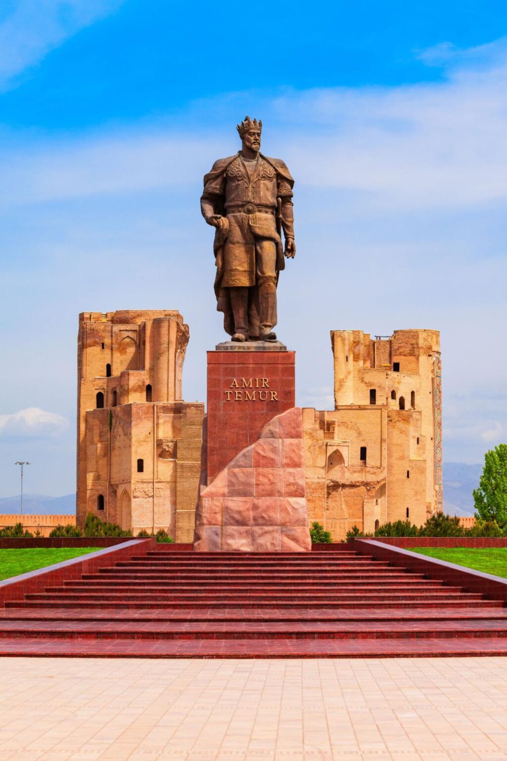 Statue des Eroberers Tamerlan in Schachrisabs Statue des Eroberers Tamerlan in Schachrisabs